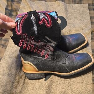 Ariat Black and Pink Embroidered Western Boots Only Worn Once Like Brand New